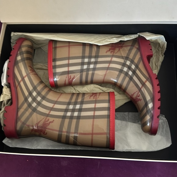 Authentic Burberry boots - Picture 2 of 11